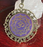 Amulett – Chakremy, bronzefarben, Kronen Chakra, Disc in lila flieder 25 mm, goldlegiert, kupferunterlegt – Produktansicht 1
