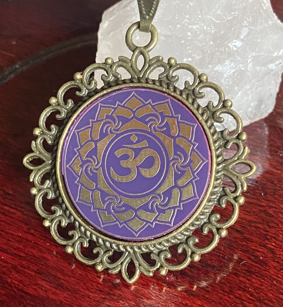 Amulett – Chakremy, bronzefarben, Kronen Chakra, Disc in lila flieder 25 mm, goldlegiert, kupferunterlegt – Produktansicht 1