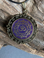 Amulett – Chakremy, bronzefarben, Kronen Chakra, Disc in lila flieder 25 mm, goldlegiert, kupferunterlegt – Produktansicht 1