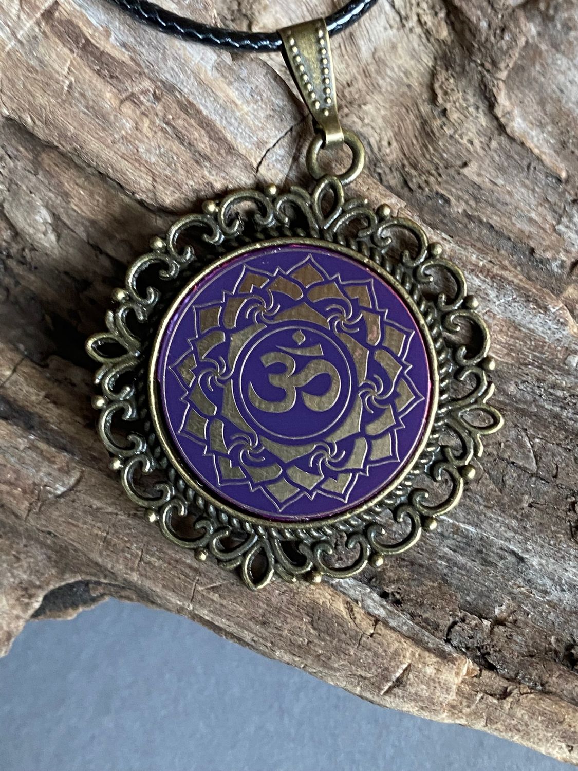 Amulett – Chakremy, bronzefarben, Kronen Chakra, Disc in lila flieder 25 mm, goldlegiert, kupferunterlegt – Produktansicht 1