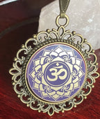 Amulett – Chakremy, bronzefarben, Kronen Chakra, Disc in lila flieder 25 mm, goldlegiert, kupferunterlegt – Produktansicht 1