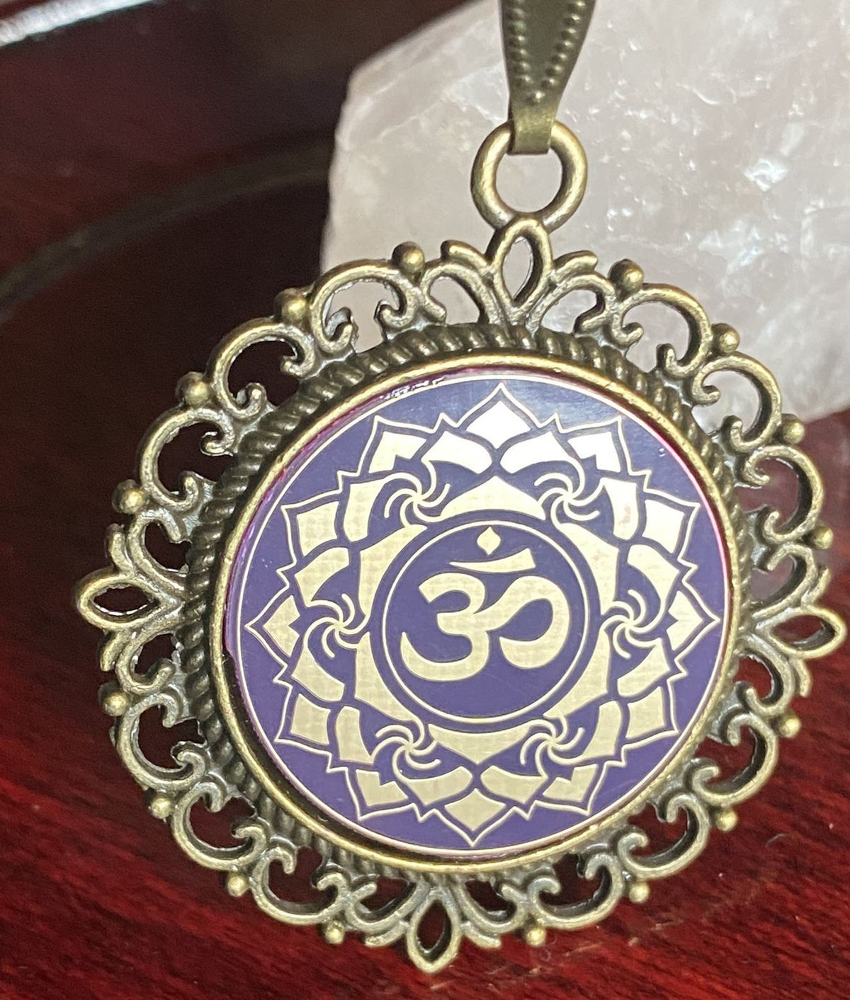 Amulett – Chakremy, bronzefarben, Kronen Chakra, Disc in lila flieder 25 mm, goldlegiert, kupferunterlegt – Produktansicht 1