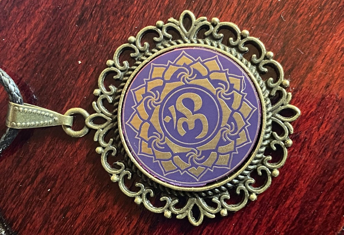 Amulett – Chakremy, bronzefarben, Kronen Chakra, Disc in lila flieder 25 mm, goldlegiert, kupferunterlegt – Produktansicht 1