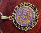 Amulett – Chakremy, bronzefarben, Kronen Chakra, Disc in lila flieder 25 mm, goldlegiert, kupferunterlegt – Produktansicht 1