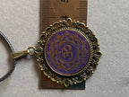 Amulett – Chakremy, bronzefarben, Kronen Chakra, Disc in lila flieder 25 mm, goldlegiert, kupferunterlegt – Produktansicht 1