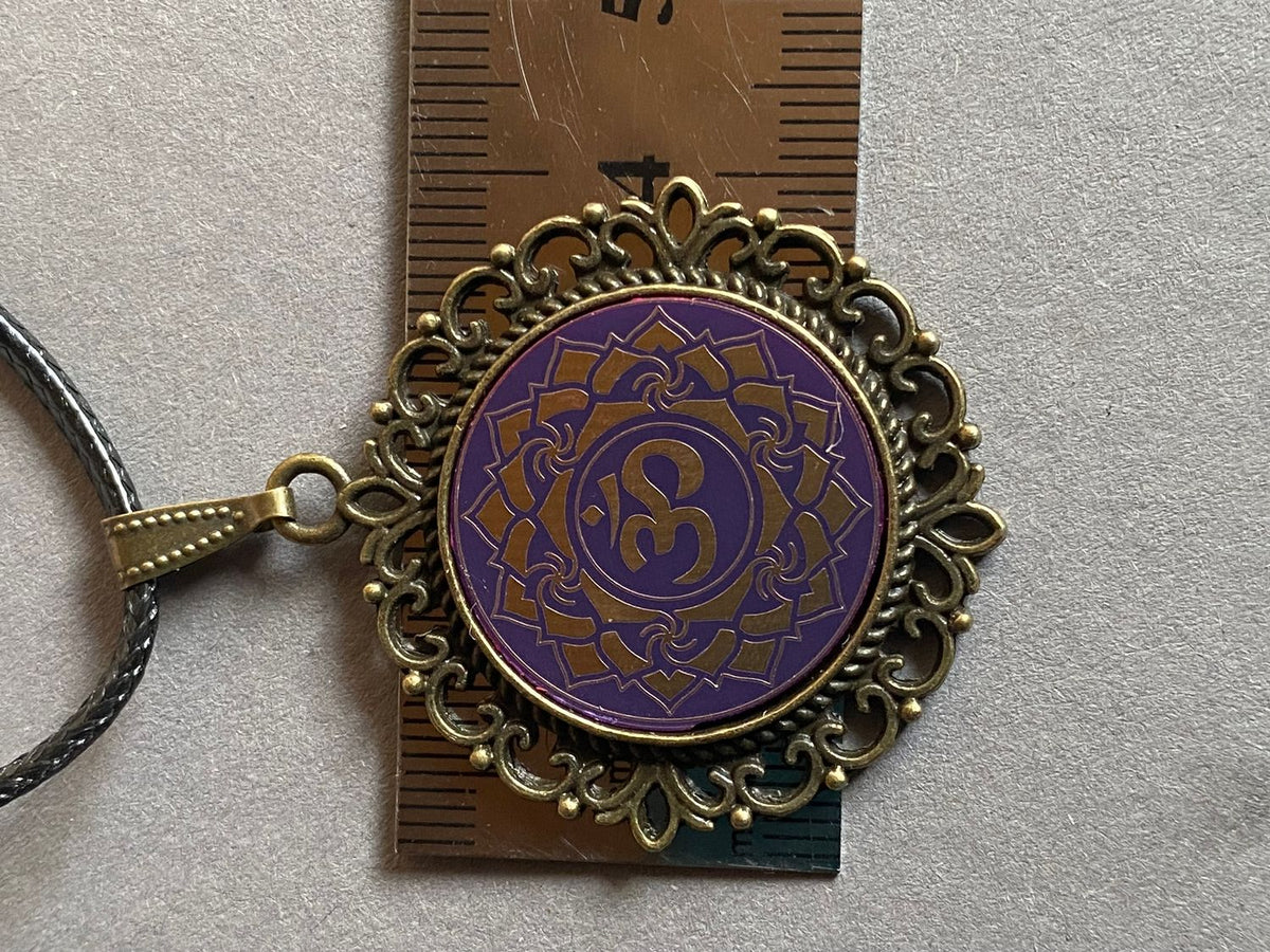 Amulett – Chakremy, bronzefarben, Kronen Chakra, Disc in lila flieder 25 mm, goldlegiert, kupferunterlegt – Produktansicht 1