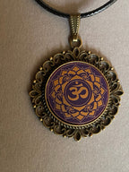 Amulett – Chakremy, bronzefarben, Kronen Chakra, Disc in lila flieder 25 mm, goldlegiert, kupferunterlegt – Produktansicht 1