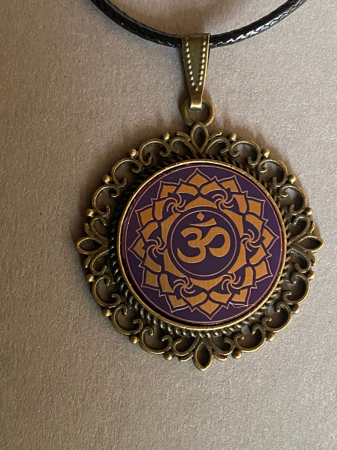 Amulett – Chakremy, bronzefarben, Kronen Chakra, Disc in lila flieder 25 mm, goldlegiert, kupferunterlegt – Produktansicht 1