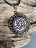 Amulett – Chakremy, bronzefarben, Kronen Chakra, Disc in lila flieder 25 mm, goldlegiert, kupferunterlegt – Produktansicht 1