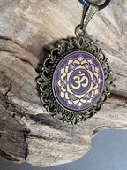 Amulett – Chakremy, bronzefarben, Kronen Chakra, Disc in lila flieder 25 mm, goldlegiert, kupferunterlegt – Produktansicht 1