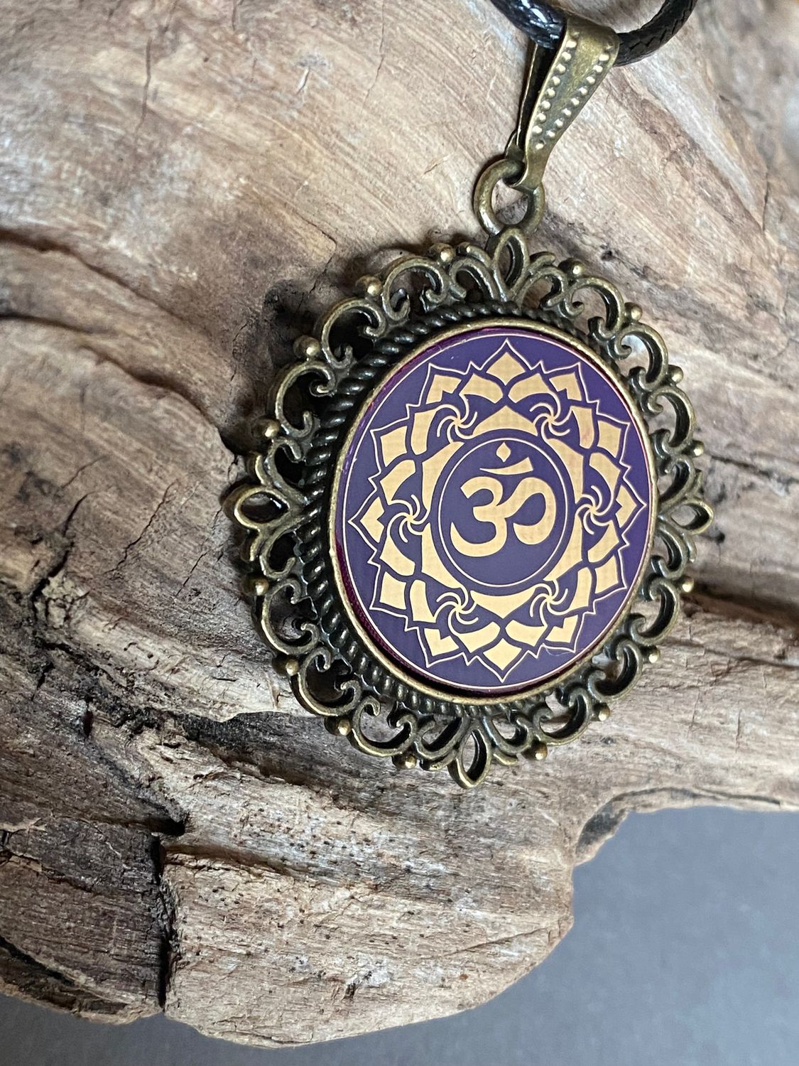 Amulett – Chakremy, bronzefarben, Kronen Chakra, Disc in lila flieder 25 mm, goldlegiert, kupferunterlegt – Produktansicht 1