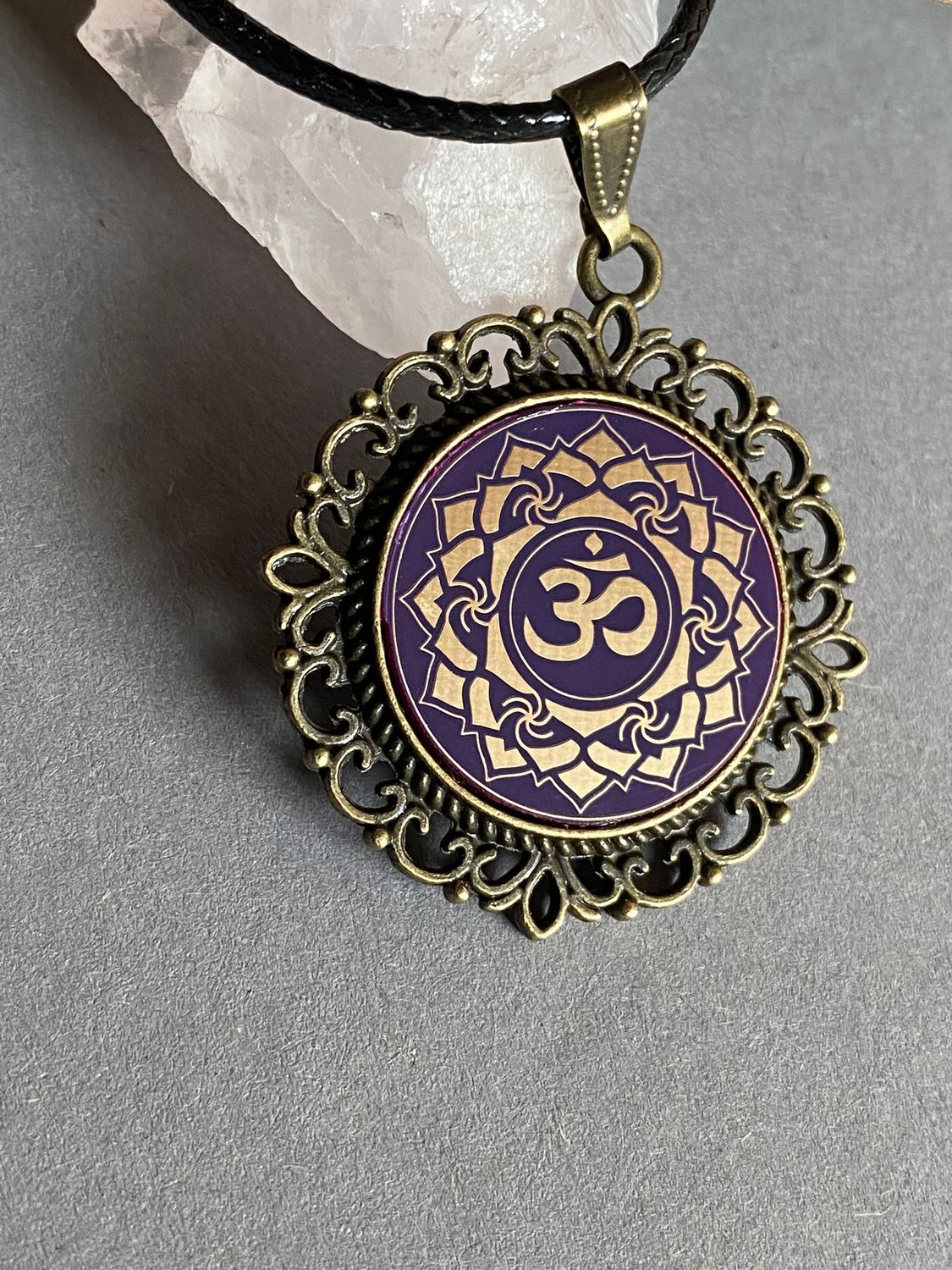 Amulett – Chakremy, bronzefarben, Kronen Chakra, Disc in lila flieder 25 mm, goldlegiert, kupferunterlegt – Produktansicht 1