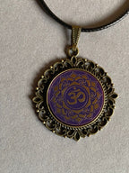 Amulett – Chakremy, bronzefarben, Kronen Chakra, Disc in lila flieder 25 mm, goldlegiert, kupferunterlegt – Produktansicht 1