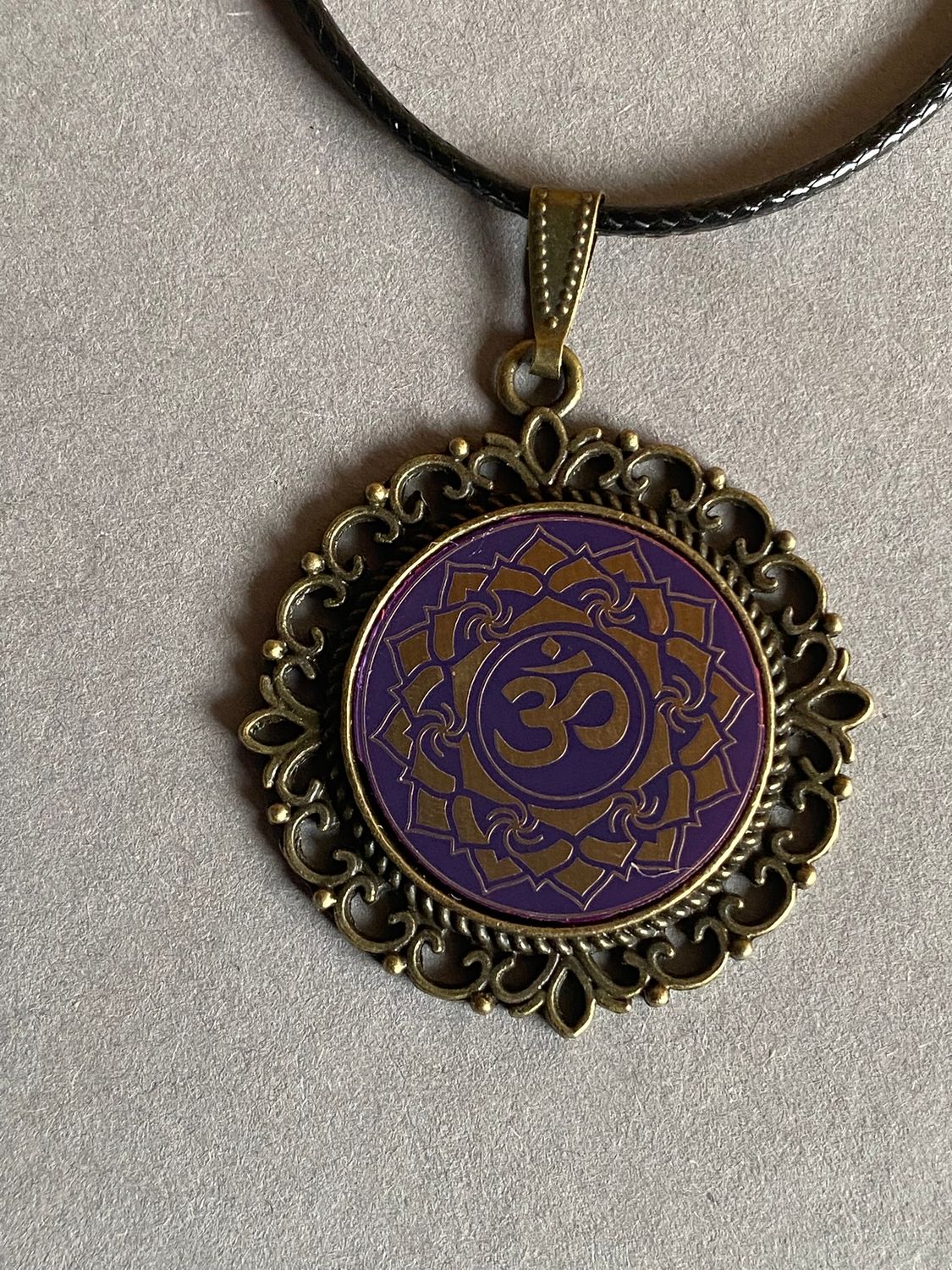 Amulett – Chakremy, bronzefarben, Kronen Chakra, Disc in lila flieder 25 mm, goldlegiert, kupferunterlegt – Produktansicht 1