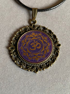 Amulett – Chakremy, bronzefarben, Kronen Chakra, Disc in lila flieder 25 mm, goldlegiert, kupferunterlegt – Produktansicht 1