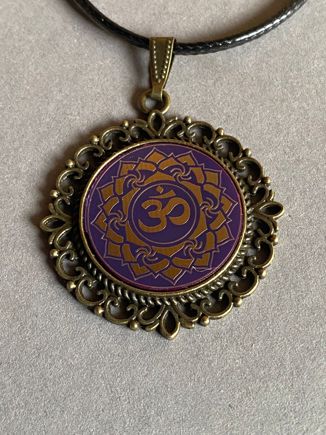 Amulett – Chakremy, bronzefarben, Kronen Chakra, Disc in lila flieder 25 mm, goldlegiert, kupferunterlegt – Produktansicht 1