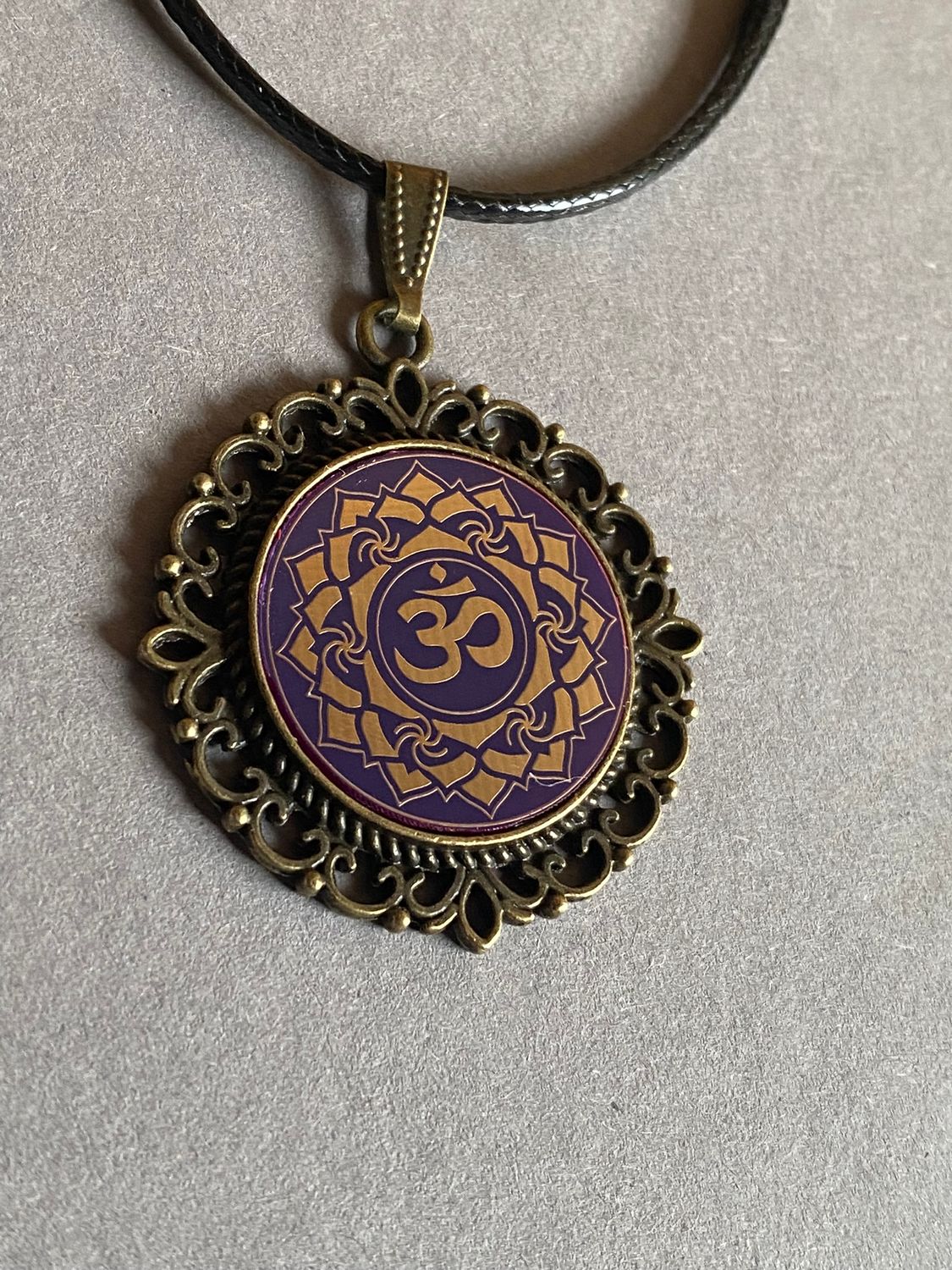 Amulett – Chakremy, bronzefarben, Kronen Chakra, Disc in lila flieder 25 mm, goldlegiert, kupferunterlegt – Produktansicht 1