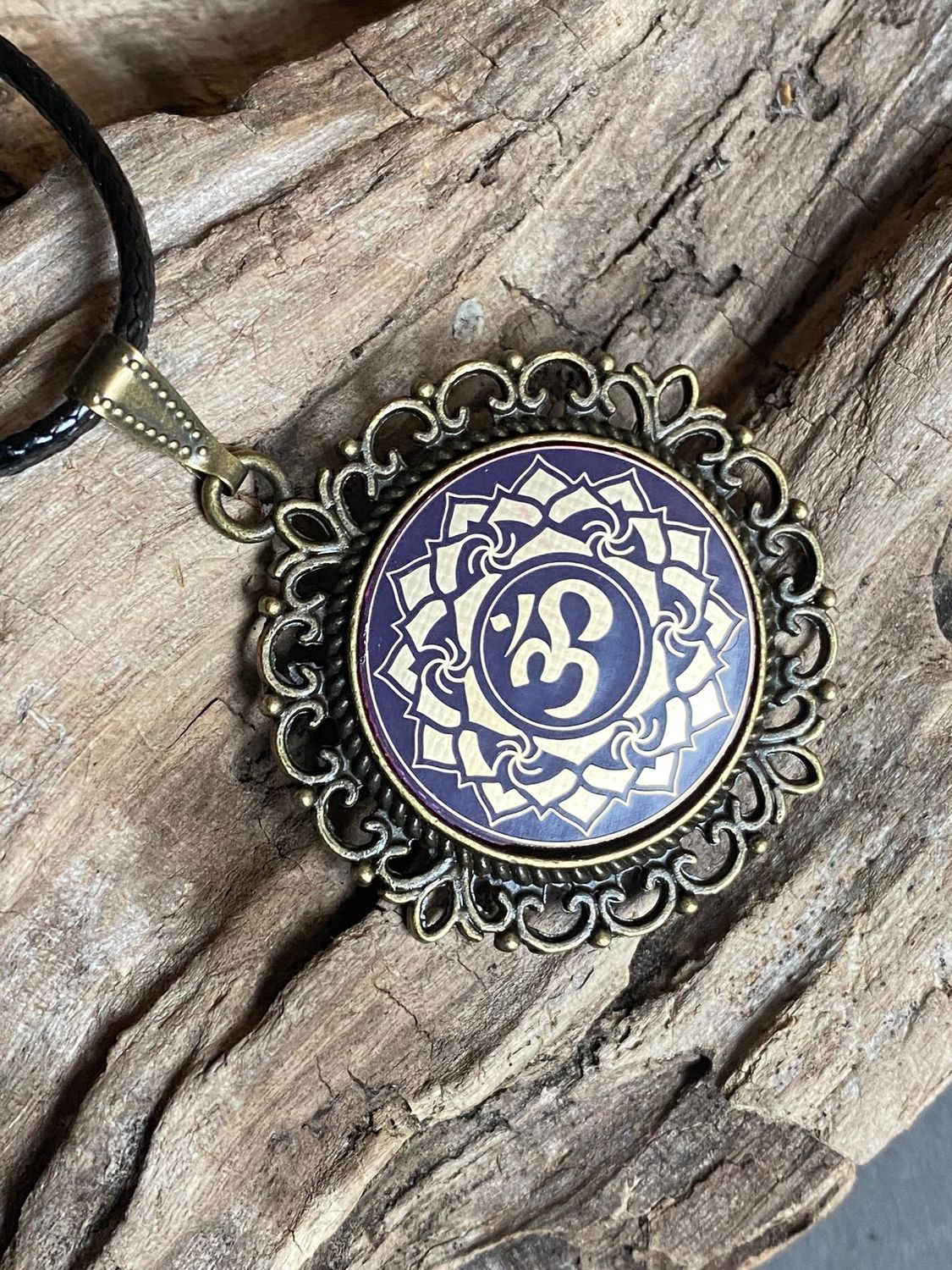 Amulett – Chakremy, bronzefarben, Kronen Chakra, Disc in lila flieder 25 mm, goldlegiert, kupferunterlegt – Produktansicht 1