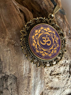 Amulett – Chakremy, bronzefarben, Kronen Chakra, Disc in lila flieder 25 mm, goldlegiert, kupferunterlegt – Produktansicht 1