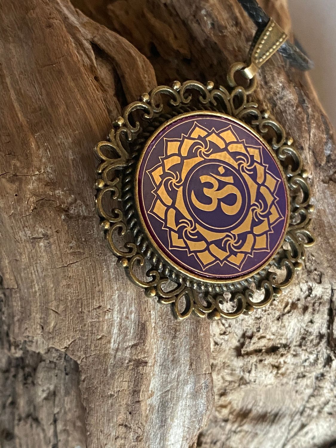 Amulett – Chakremy, bronzefarben, Kronen Chakra, Disc in lila flieder 25 mm, goldlegiert, kupferunterlegt – Produktansicht 1
