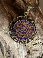 Amulett – Chakremy, bronzefarben, Kronen Chakra, Disc in lila flieder 25 mm, goldlegiert, kupferunterlegt – Produktansicht 1