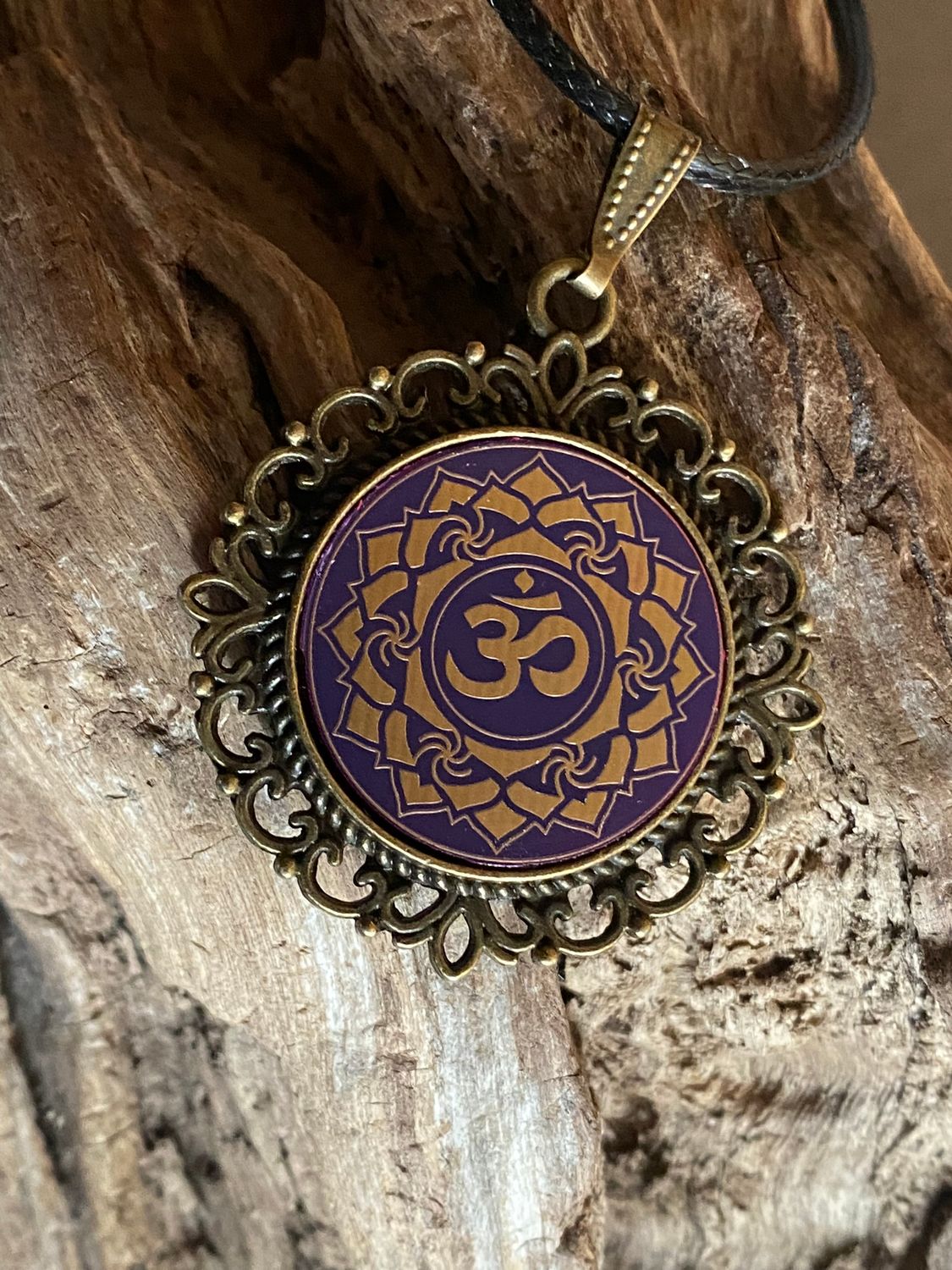 Amulett – Chakremy, bronzefarben, Kronen Chakra, Disc in lila flieder 25 mm, goldlegiert, kupferunterlegt – Produktansicht 1