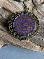 Amulett – Chakremy, bronzefarben, Kronen Chakra, Disc in lila flieder 25 mm, goldlegiert, kupferunterlegt – Produktansicht 1