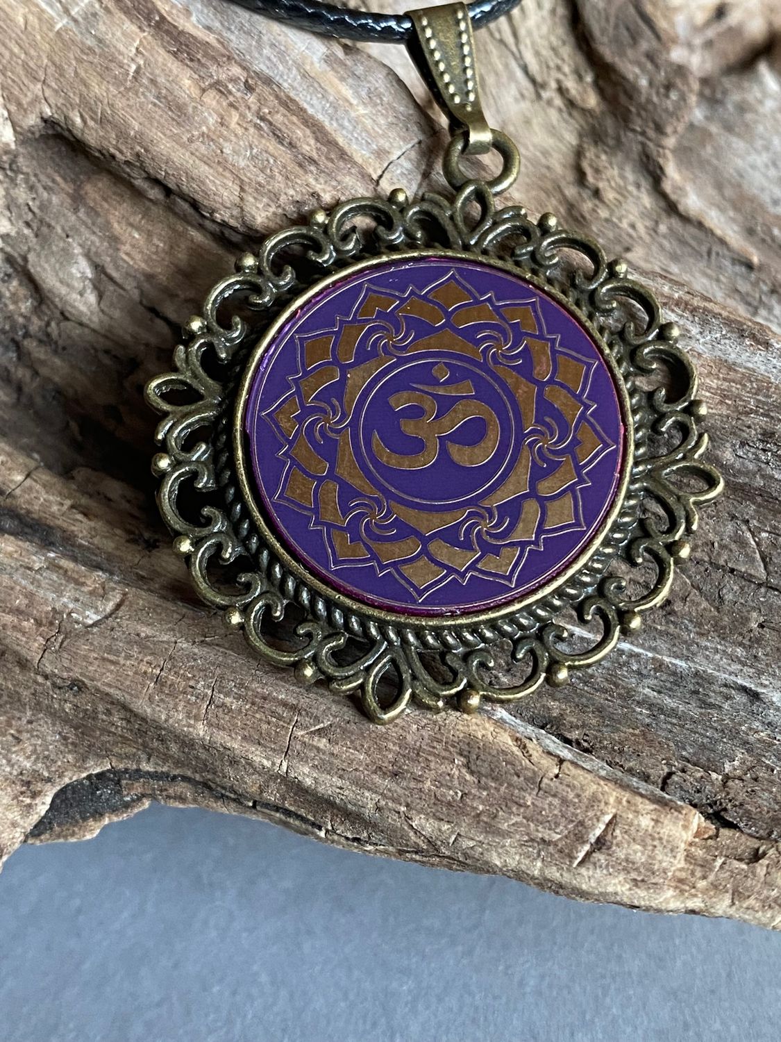 Amulett – Chakremy, bronzefarben, Kronen Chakra, Disc in lila flieder 25 mm, goldlegiert, kupferunterlegt – Produktansicht 1