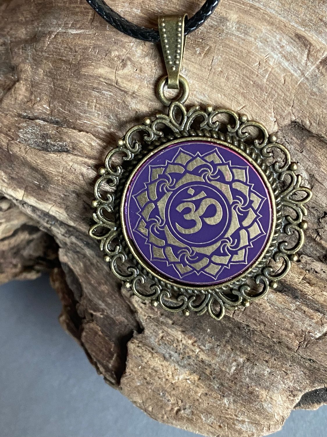 Amulett – Chakremy, bronzefarben, Kronen Chakra, Disc in lila flieder 25 mm, goldlegiert, kupferunterlegt – Produktansicht 1