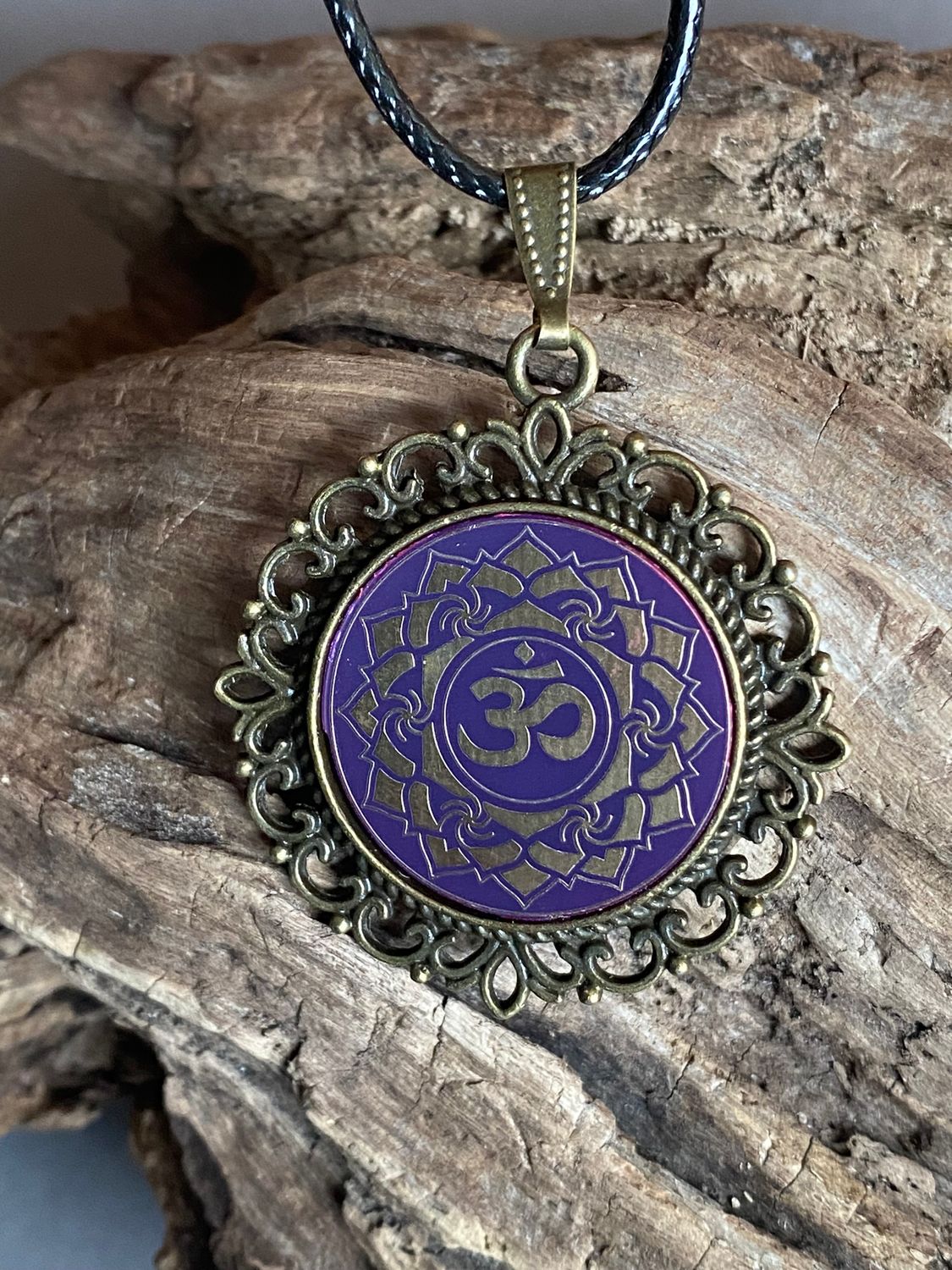 Amulett – Chakremy, bronzefarben, Kronen Chakra, Disc in lila flieder 25 mm, goldlegiert, kupferunterlegt – Produktansicht 1