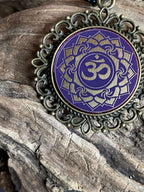 Amulett – Chakremy, bronzefarben, Kronen Chakra, Disc in lila flieder 25 mm, goldlegiert, kupferunterlegt – Produktansicht 1