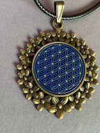 Amulett – bronzefarben, Blume des Lebens, Disc in blau 25 mm, zinnlegiert, kupferunterlegt – Produktansicht 1