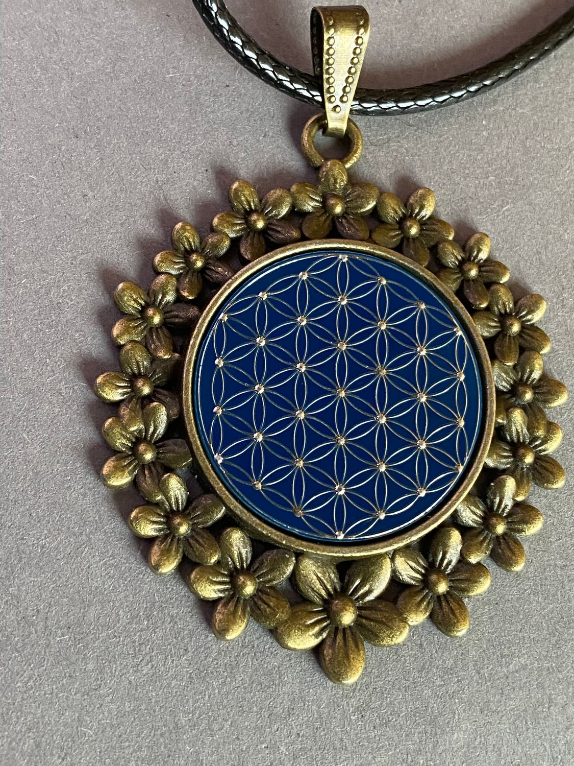Amulett – bronzefarben, Blume des Lebens, Disc in blau 25 mm, zinnlegiert, kupferunterlegt – Produktansicht 1
