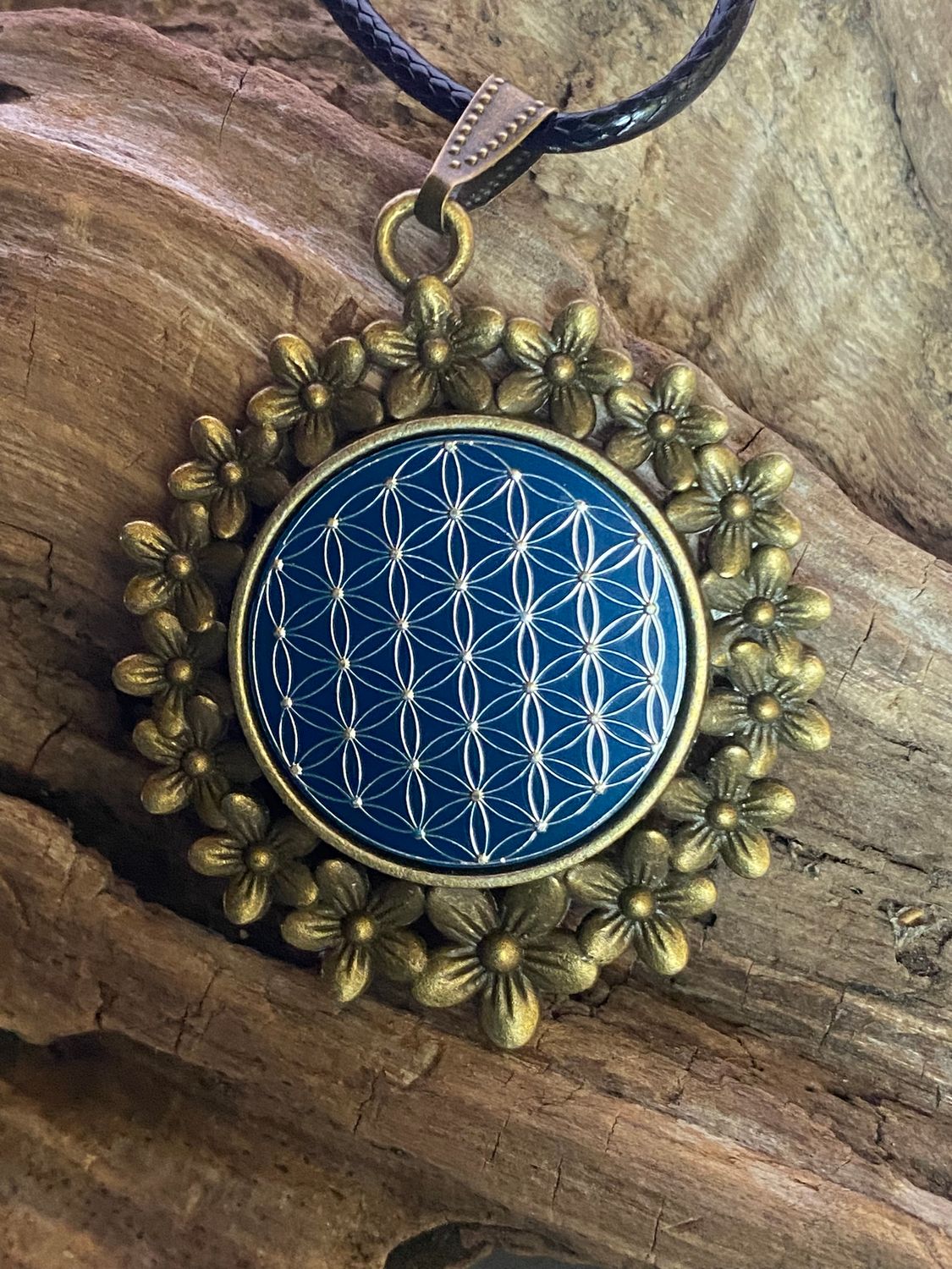 Amulett – bronzefarben, Blume des Lebens, Disc in blau 25 mm, zinnlegiert, kupferunterlegt – Produktansicht 1
