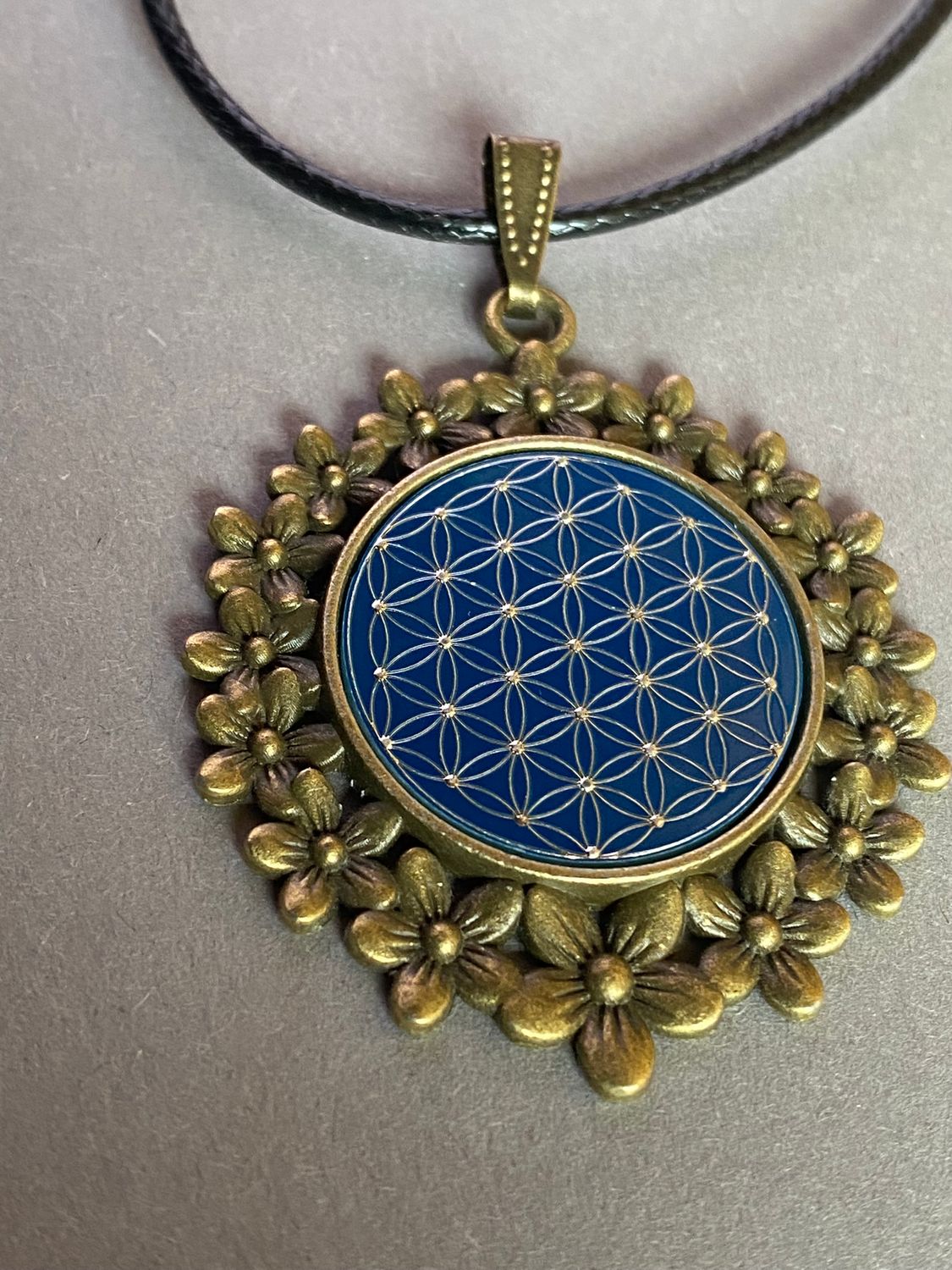 Amulett – bronzefarben, Blume des Lebens, Disc in blau 25 mm, zinnlegiert, kupferunterlegt – Produktansicht 1