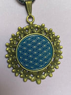 Amulett – bronzefarben, Blume des Lebens, Disc in blau 25 mm, zinnlegiert, kupferunterlegt – Produktansicht 1