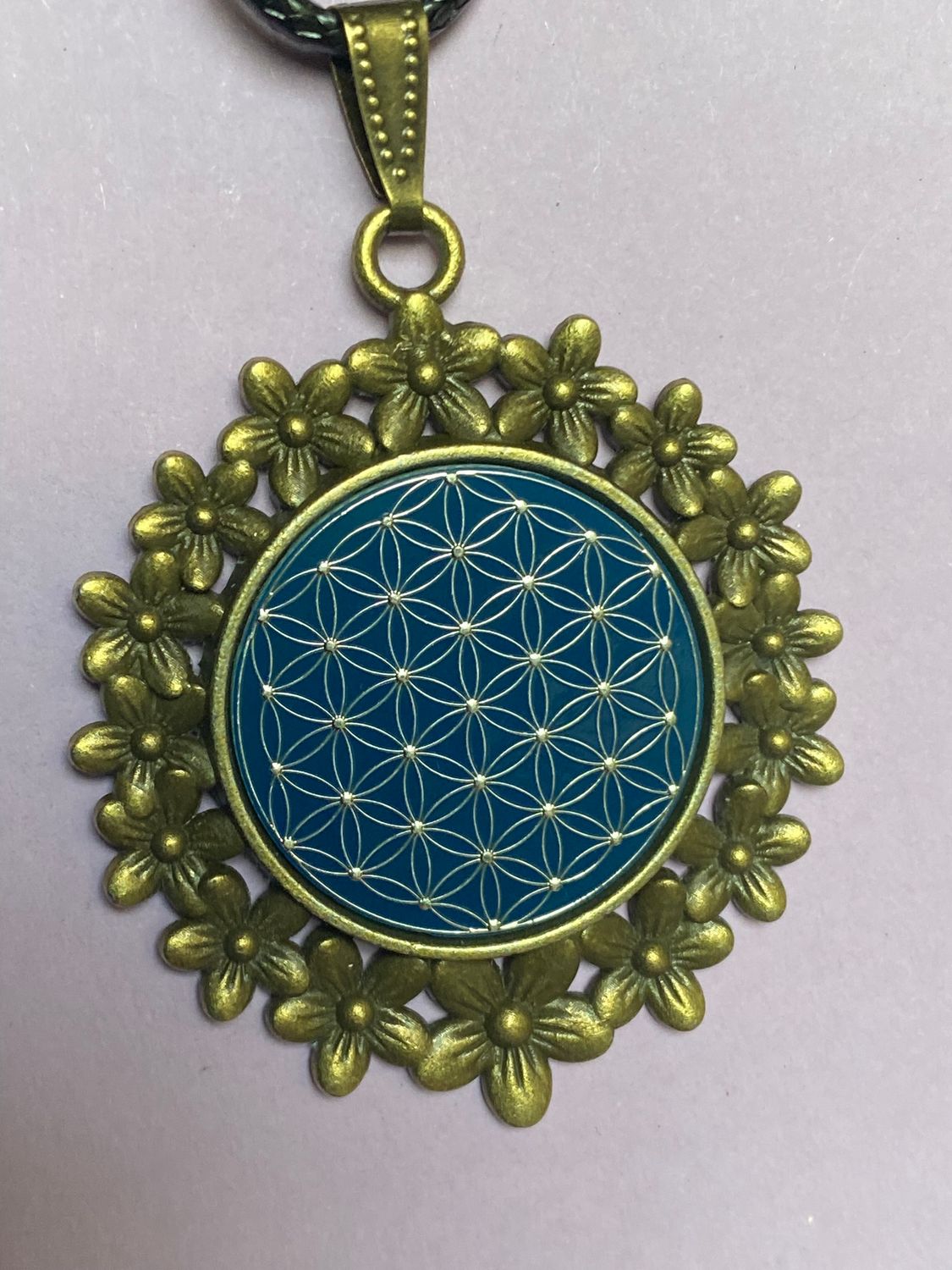 Amulett – bronzefarben, Blume des Lebens, Disc in blau 25 mm, zinnlegiert, kupferunterlegt – Produktansicht 1
