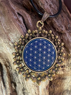 Amulett – bronzefarben, Blume des Lebens, Disc in blau 25 mm, zinnlegiert, kupferunterlegt – Produktansicht 1