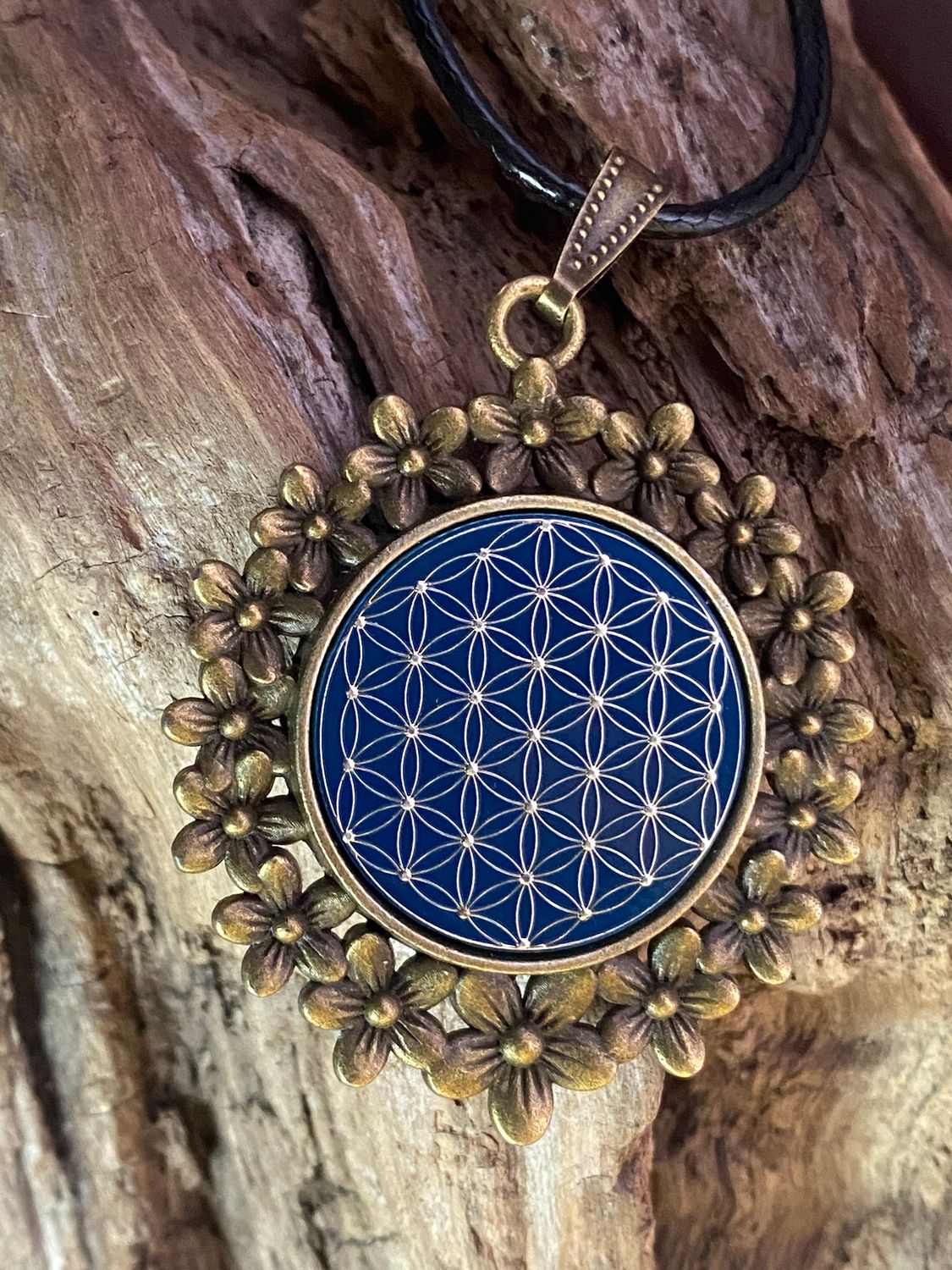 Amulett – bronzefarben, Blume des Lebens, Disc in blau 25 mm, zinnlegiert, kupferunterlegt – Produktansicht 1