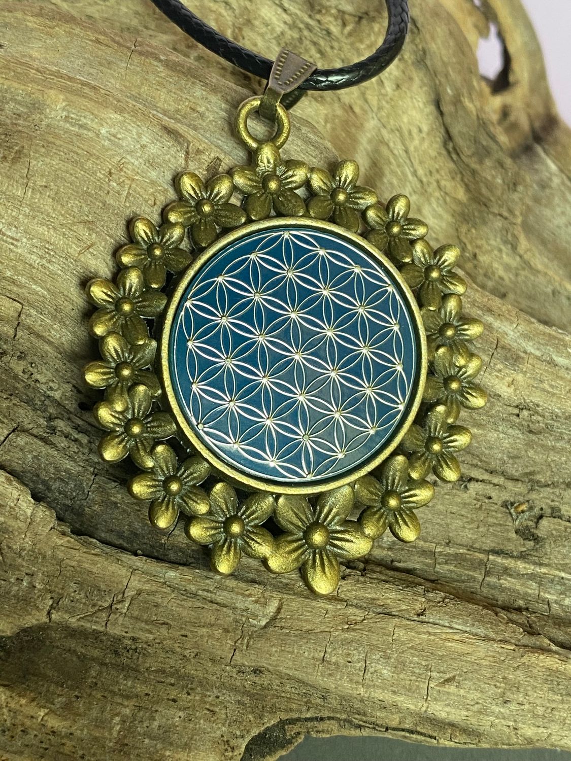 Amulett – bronzefarben, Blume des Lebens, Disc in blau 25 mm, zinnlegiert, kupferunterlegt – Produktansicht 1