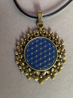 Amulett – bronzefarben, Blume des Lebens, Disc in blau 25 mm, zinnlegiert, kupferunterlegt – Produktansicht 1