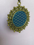 Amulett – bronzefarben, Blume des Lebens, Disc in blau 25 mm, zinnlegiert, kupferunterlegt – Produktansicht 1