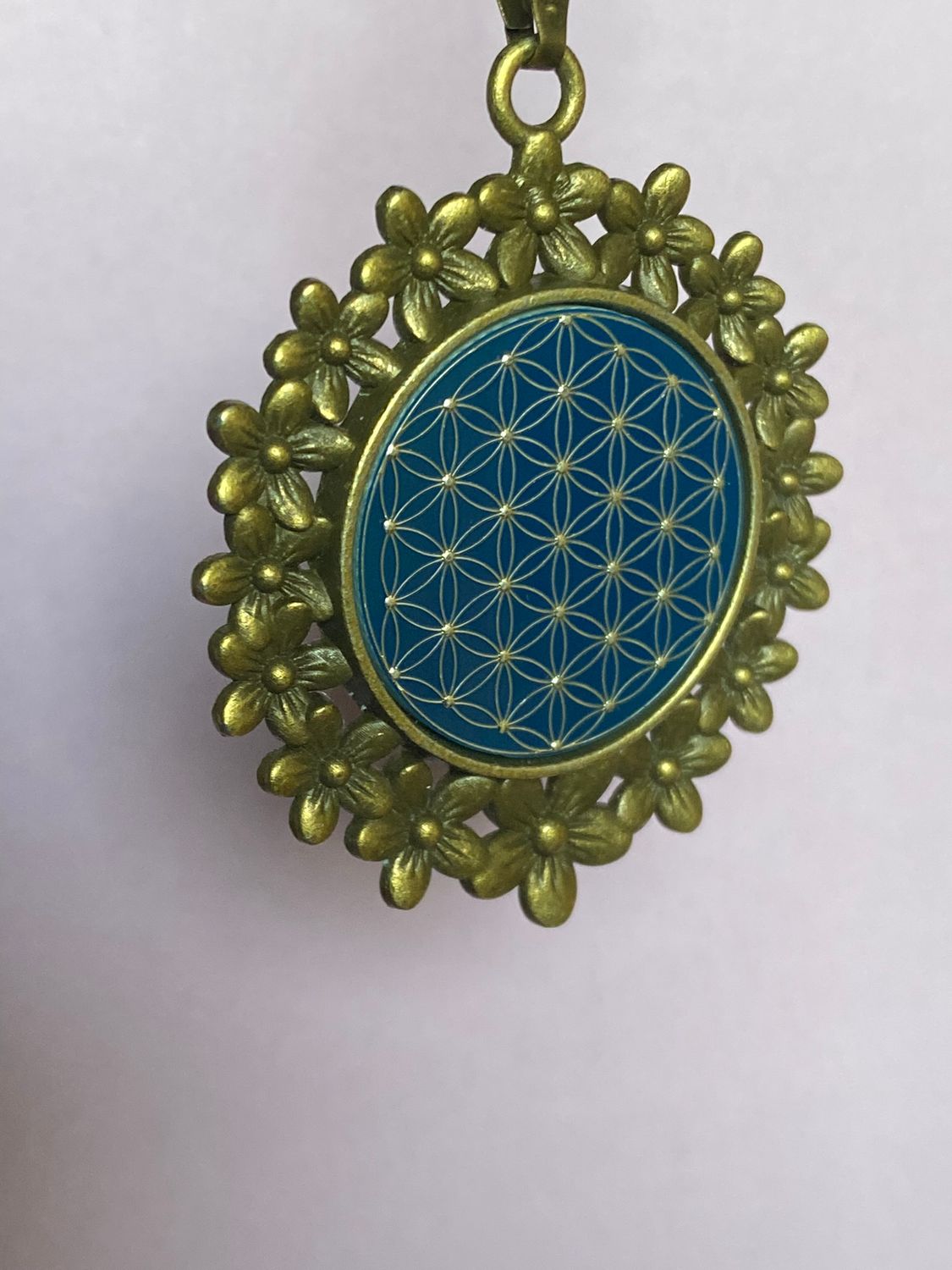 Amulett – bronzefarben, Blume des Lebens, Disc in blau 25 mm, zinnlegiert, kupferunterlegt – Produktansicht 1