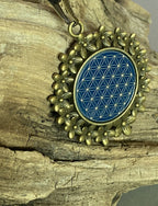 Amulett – bronzefarben, Blume des Lebens, Disc in blau 25 mm, zinnlegiert, kupferunterlegt – Produktansicht 1