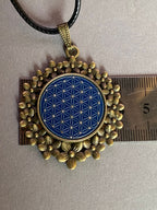 Amulett – bronzefarben, Blume des Lebens, Disc in blau 25 mm, zinnlegiert, kupferunterlegt – Produktansicht 1