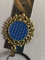 Amulett – bronzefarben, Blume des Lebens, Disc in blau 25 mm, zinnlegiert, kupferunterlegt – Produktansicht 1