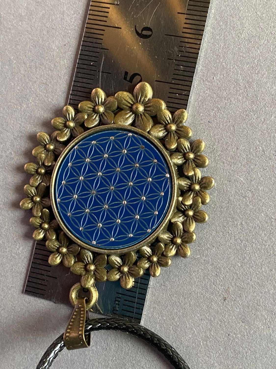 Amulett – bronzefarben, Blume des Lebens, Disc in blau 25 mm, zinnlegiert, kupferunterlegt – Produktansicht 1
