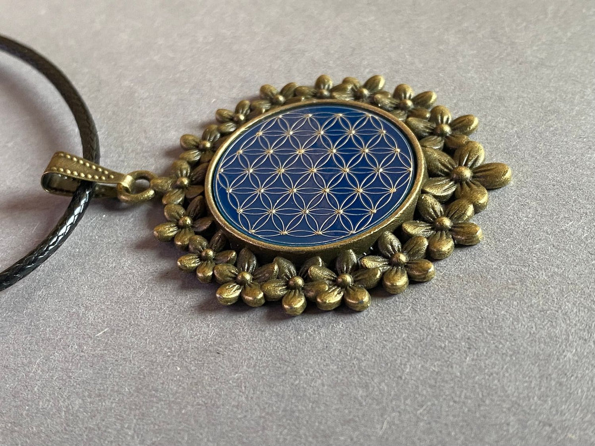 Amulett – bronzefarben, Blume des Lebens, Disc in blau 25 mm, zinnlegiert, kupferunterlegt – Produktansicht 1