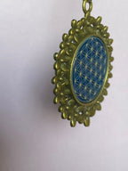 Amulett – bronzefarben, Blume des Lebens, Disc in blau 25 mm, zinnlegiert, kupferunterlegt – Produktansicht 1