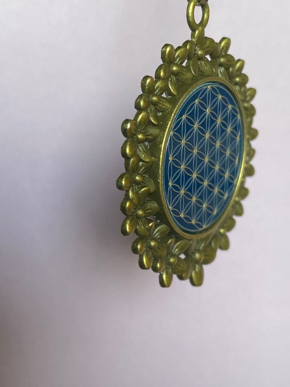 Amulett – bronzefarben, Blume des Lebens, Disc in blau 25 mm, zinnlegiert, kupferunterlegt – Produktansicht 1